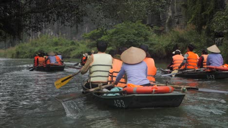 Botes-De-Remos-Ninh-Binh-Vietnam,-Turistas-Remando-En-Cámara-Lenta