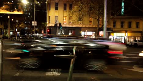 Lapso-De-Movimiento-Panorámico-De-La-Intersección-Cbd-De-Melbourne,-Reflexiones-Del-Restaurante-Grungy