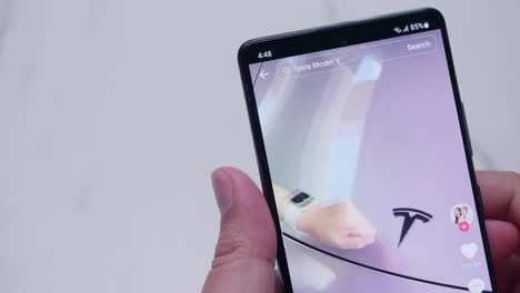 Detalle-De-La-Pantalla-Del-Celular-Usando-La-Aplicación-Tiktok