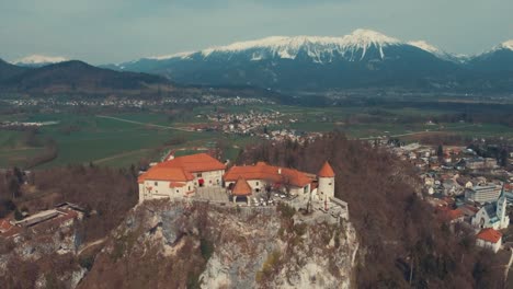 Drone-Adelante-Volando-Sobre-El-Castillo-Del-Lago-Bled-En-Invierno