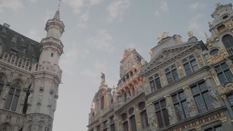 Golden-Buildings-at-Grote-Markt-Square,-Priest-Statue,-Eagle,-Look-Up