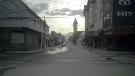 Amanecer-En-Una-Calle-De-La-Ciudad-De-Ushuaia