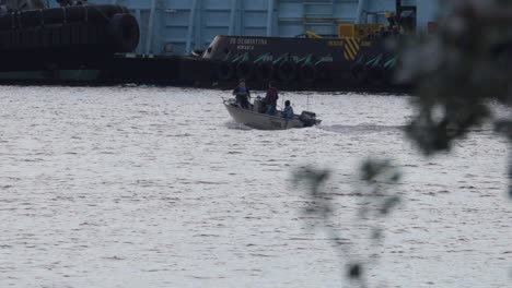 Los-Niños-Salen-En-Barco-De-Pesca-En-El-Puerto-De-Newcastle