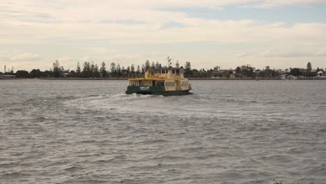 Ferry-Alejándose-En-El-Puerto-De-Newcastle-Al-Atardecer