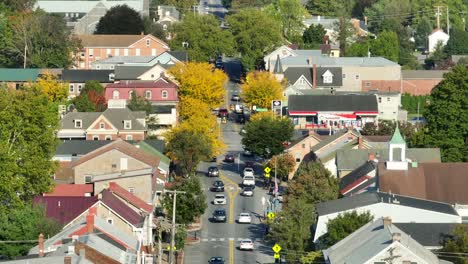 Kleinstadt-In-Den-USA,-Belebte-Hauptstraße,-Gesäumt-Von-Buntem-Herbstlaub