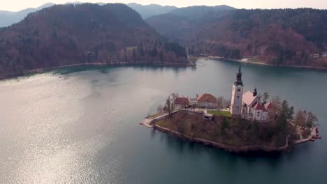 Vista-Aérea-Con-Drones-De-La-Isla-Del-Lago-Bled-Y-Una-Iglesia-En-Ella