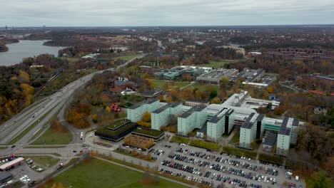 Drohnenaufnahmen,-Die-Von-Der-Universität-Stockholm-Wegschwenken