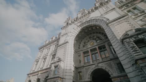 Blick-Nach-Oben-Fassade-Eingangsbogen-Des-Hauptbahnhofs-Antwerpen,-Tagsüber,-Bewölkt