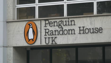 Un-Primerísimo-Plano-De-La-Oficina-Central-De-Penguin-Random-House-En-Pamlico,-Londres-Es-Un-Conglomerado-Multinacional-Americano-Editorial