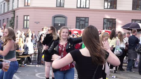 Los-Jóvenes-Asistentes-Al-Festival-Y-A-La-Fiesta-Disfrutan-De-La-Vida-En-Una-Fiesta-Callejera-Al-Aire-Libre-Bailando-Juntos,-Unidos-Como-Amigos.