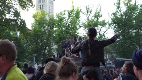 Los-Jóvenes-Asistentes-Al-Festival-Y-A-La-Fiesta-Disfrutan-De-La-Vida-En-Una-Fiesta-Callejera-Al-Aire-Libre-Bailando-Juntos,-Unidos-Como-Amigos.