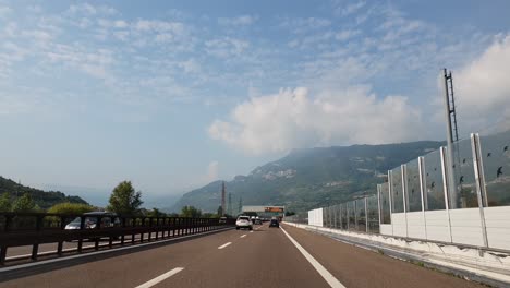 An-Einem-Bewölkten-Herbsttag-Fährt-Man-In-Richtung-Gardasee-In-Der-Nähe-Der-Stadt-Rovereto-In-Norditalien