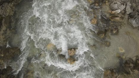 Agua-Flotante-En-Scharnitz,-Austria-Desde-Arriba-En-Cámara-Lenta