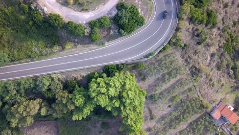 Toma-Aérea-De-Drones,-Flotando-En-Vertical-Sobre-Una-Curva-De-Montaña