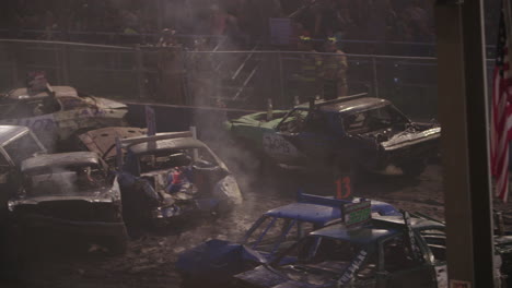 Demolition-Derby-Auto-Rammt-Sich-Gegenseitig,-Große-Menge-Autos,-Nacht,-Zeitlupe