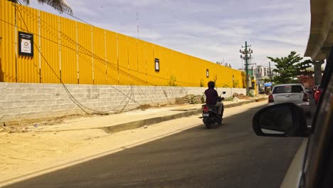 Mit-Dem-Taxi-Durch-Die-Straßen-Von-Bangalore,-Indien-Fahren