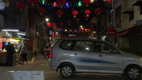 Straße-Voller-Laternen,-Touristen-überqueren-Die-Straße,-Little-India-Street,-Nacht,-Malaysia