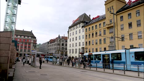 Zeitraffer-Von-Fußgängern-Und-Verkehr-In-Der-Nähe-Des-Hauptbahnhofs-Von-Oslo-In-Norwegen