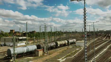 Pfanne-Mit-Wascosa--Und-VTG-Zugformation-Oder-Fiddle-Yard,-Während-Die-Kesselwagenkombination-Zum-Vorgesehenen-Gleis-Rollt