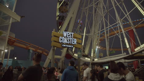 Es-Ist-Sommerzeit-In-Der-Nacht-Im-Pacific-Park-Von-Santa-Monica-Mit-Achterbahn-Und-Riesenrad-In-Zeitlupe