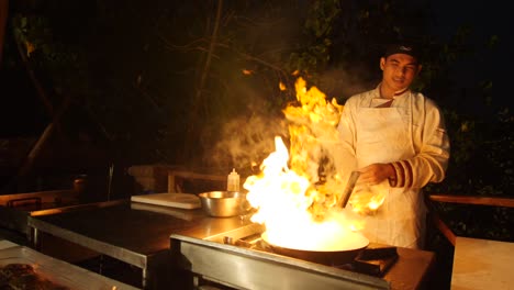 Ein-Koch,-Der-In-Einer-Außenküche-In-Einem-Restaurant-In-Goa-Speisen-Zubereitet