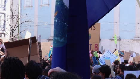 Estudiante-En-Huelga-De-La-Escuela-Por-Un-Futuro-Climático-Seguro-En-Lisboa,-Portugal