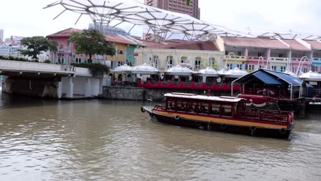 Ein-Passagierschiff-Fährt-Zum-Sightseeing-Am-Clarke-Quay-Vorbei