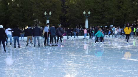 Multitud-De-Personas-Patinando-Sobre-Hielo-En-Mccormick-Tribune-Plaza-En-Chicago,-Il