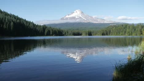 Trillium-Lake-Zeitraffer-Mit-Berghaube-Im-Hintergrund-Und-Reflektion