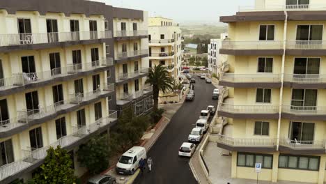 Vista-De-La-Calle-Desde-La-Azotea-De-Un-Hotel.