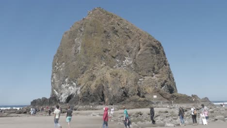 Gente-Alrededor-De-La-Roca-Del-Pajar-Durante-La-Marea-Baja.