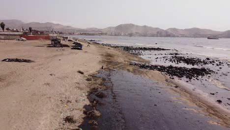 Una-Niña-Juega-Con-Arena-En-Una-Playa-Contaminada.