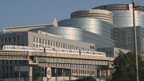 Moderne-Bürogebäude-Des-Business-Center-In-Indien,-Skyline,-Bürogebäude-Der-Indusind-Bank-Und-Anderer-Unternehmen-In-Der-DLF-Cyber-City-Mit-Dem-Ikonischen-Blick-Auf-Die-Schnelle-U-Bahn-Kreuzung-Durch-Die-Überführung,-Gurugram