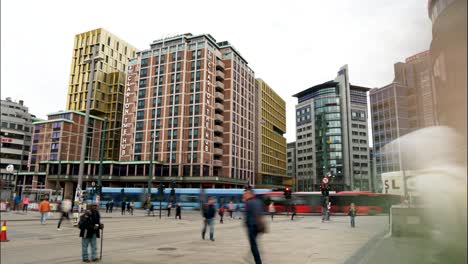 Timelapse-De-Peatones-Y-Tráfico-Frente-A-La-Estación-Central-De-Oslo-En-Noruega