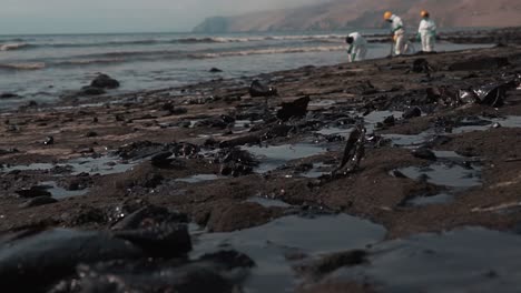 Trabajadores-Petroleros-Limpiando-La-Contaminación-Por-Derrames-De-Petróleo