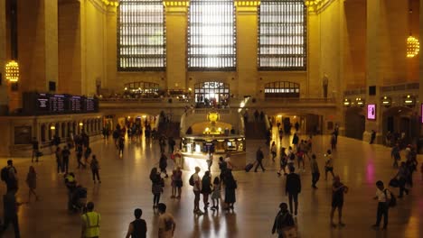 Reveladora-Toma-En-Cámara-Lenta-De-Un-Pasajero-En-La-Grand-Central-Station,-Nueva-York