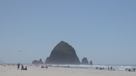 Menschen-Rund-Um-Den-Heuhaufenfelsen-Am-Cannon-Beach,-Oregon,-USA