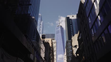 POV-Spaziergang-In-Der-Straße-Von-New-York-Mit-Blick-Auf-Das-Gespiegelte-One-World-Trade-Center-An-Einem-Sonnigen-Tag-In-New-York