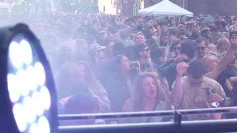 Los-Jóvenes-Asistentes-Al-Festival-Y-A-La-Fiesta-Disfrutan-De-La-Vida-En-Una-Fiesta-Callejera-Al-Aire-Libre-Bailando-Juntos,-Unidos-Como-Amigos.