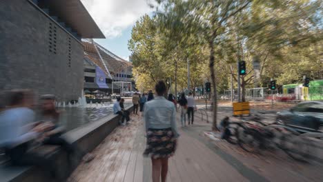 Timelapse-En-Movimiento-Pasando-Por-El-Centro-De-Artes-En-Melbourne,-Australia