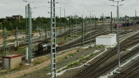 Mittlere-Schussschwenkung-Des-Gatx-Kesselwagens-Auf-Zugformation-Oder-Rangierbahnhof,-Der-Zum-Vorgesehenen-Gleis-Rollt