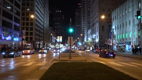 Los-Coches-Circulan-Por-Una-Magnífica-Milla-Vacía-En-La-Noche-De-Chicago.