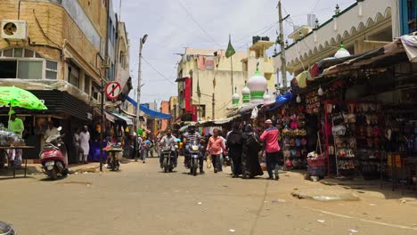 Multitudes-De-Compras-En-Bangalore,-India,-En-La-Calle-Comercial.