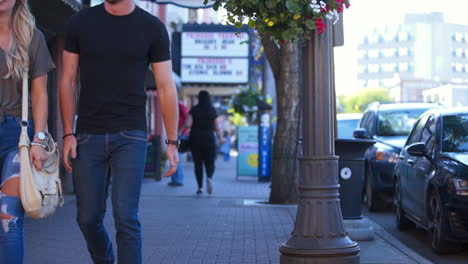 Plano-Completo-De-Una-Pareja-De-Veintitantos-Años-Riéndose-Juntos-Mientras-Caminan-Por-Whyte-Ave-En-Edmonton,-Alberta.