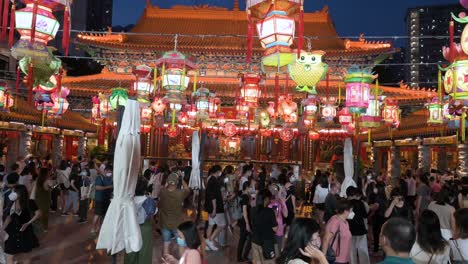 Cientos-De-Visitantes-Y-Viajeros-Disfrutan-De-Un-Espectáculo-De-Faroles,-Que-Simboliza-La-Prosperidad-Y-La-Buena-Fortuna,-En-El-Templo-Wong-Tai-Sin-Para-Celebrar-El-Festival-Del-Medio-Otoño,-También-Llamado-Festival-Del-Pastel-De-Luna.