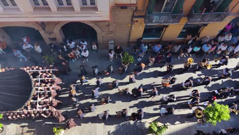 Vista-De-Arriba-Hacia-Abajo-De-Una-Banda-De-Música-Desfilando-Por-Málaga-Durante-La-Semana-Santa