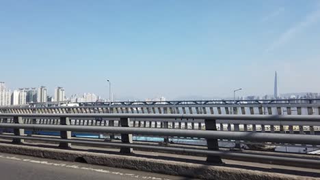 POV-Überquerung-Einer-Flussbrücke-Mit-Dem-Auto