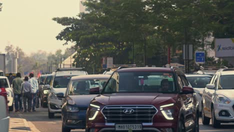 Movimiento-De-Tráfico-A-Través-De-Las-Calles-Del-Complejo-Bandra-Kurla-Hacia-La-Autopista-Western-Express-Highway,-Eastern-Express-Highway,-India