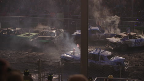 Demolition-Derby-Auto-Rammt-Sich-Gegenseitig,-Menschenmenge-Im-Hintergrund,-Nacht,-Zeitlupe