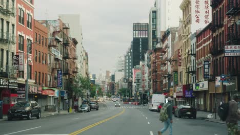 Paseo-En-Coche-Pov-Por-La-Carretera-De-La-Ciudad-De-Nueva-York-Durante-Un-Día-Nublado-En-El-Distrito-De-China-Town